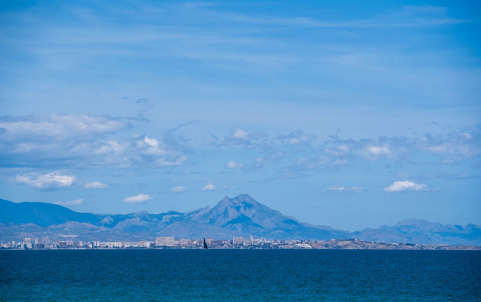 Vista de Alicante desde el mar con el castillo de Santa Bárbara